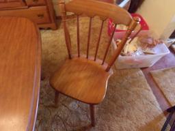 MAPLE DINING ROOM TABLE WITH FIVE MATCHING CHAIRS AND TWO LEAVES