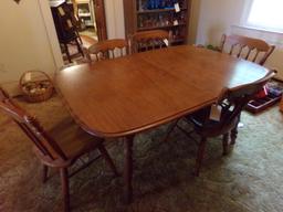 MAPLE DINING ROOM TABLE WITH FIVE MATCHING CHAIRS AND TWO LEAVES