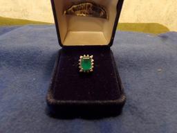 14 YELLOW GOLD RING WITH EMERALD AND 15 DIAMOND CHIPS 2.1 DWT
