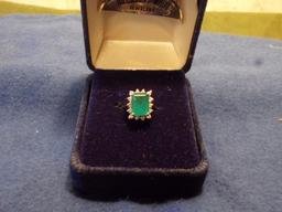 14 YELLOW GOLD RING WITH EMERALD AND 15 DIAMOND CHIPS 2.1 DWT