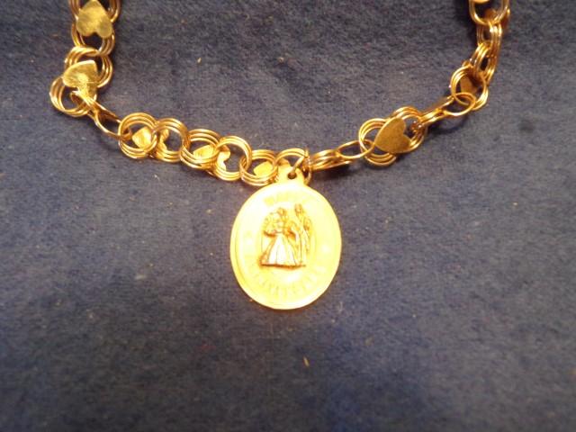 14 KT GOLD BRACELET WITH 14 KT CHARMS 7.7 DWT