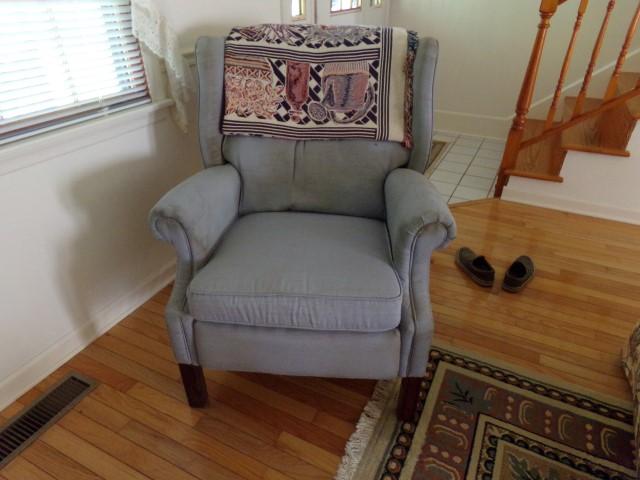 FLORAL DESIGN SOFA WITH LIGHT BLUE RECLINER