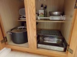 CONTENTS OF KITCHEN CABINET INCLUDING SOUP POTS COOKBOOKS TURBO BLENDER AND