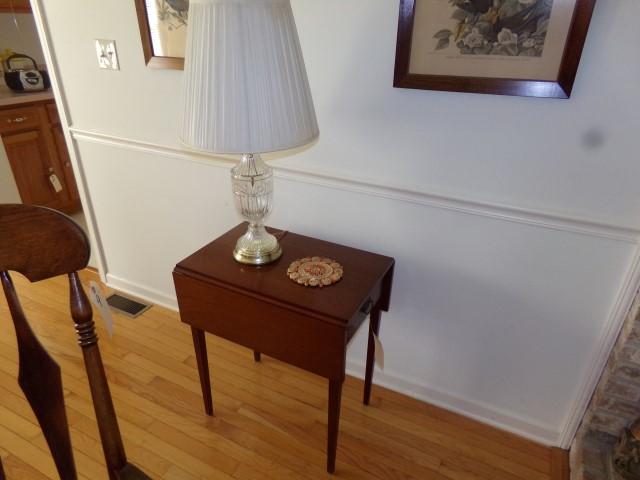 MAHOGANY DROP LEAF END TABLE WITH LAMP