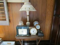 TABLE LOT WITH TABLE LAMP AND FOUR TABLE CLOCKS