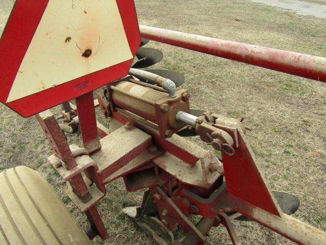 #913 CASE IH 5 BOTTOM PLOW GOOD HYD HOSES GOOD TIRES