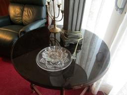 MAPLE ROUND END TABLE WITH GLASS TOP WITH CONTENTS OF LAMP AND CANDLESTICKS