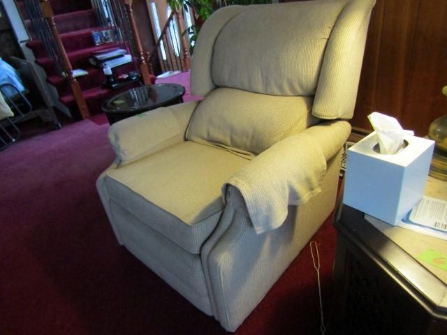 RECLINER OFF WHITE