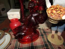 TABLE LOT INCLUDING RED DAISEY AND BUTTON OIL LAMP BUD VASE AND RED GLASS