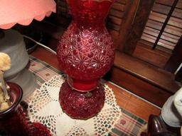 TABLE LOT INCLUDING RED DAISEY AND BUTTON OIL LAMP BUD VASE AND RED GLASS