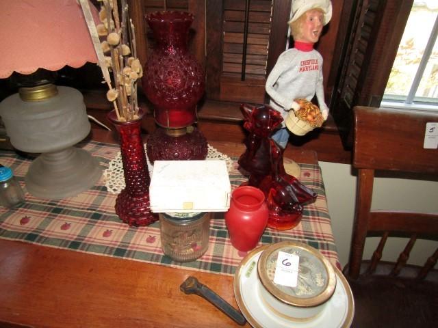 TABLE LOT INCLUDING RED DAISEY AND BUTTON OIL LAMP BUD VASE AND RED GLASS