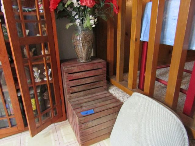 SLAT STEP STOOL WITH FLOWER VASE