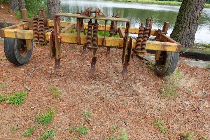 7' CHISEL PLOW 7 SHANK TIRES HOLDING AIR