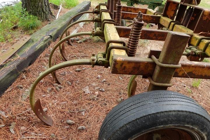 7' CHISEL PLOW 7 SHANK TIRES HOLDING AIR