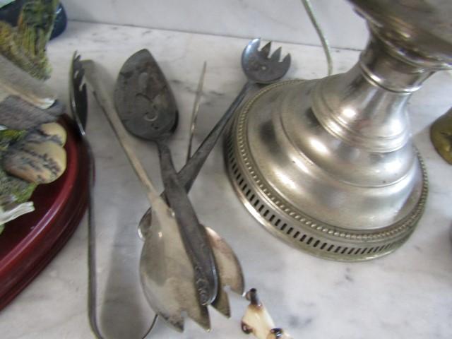 CONTENTS OF WASH STAND INCLUDING NICKEL LAMP WATERFOWL FIGURINES BRASS CLOC