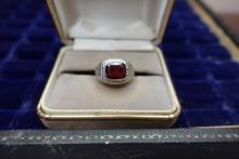 10KT WHITE GOLD RING WITH RED STONE APPROX SIZE 11 3.6 DWT