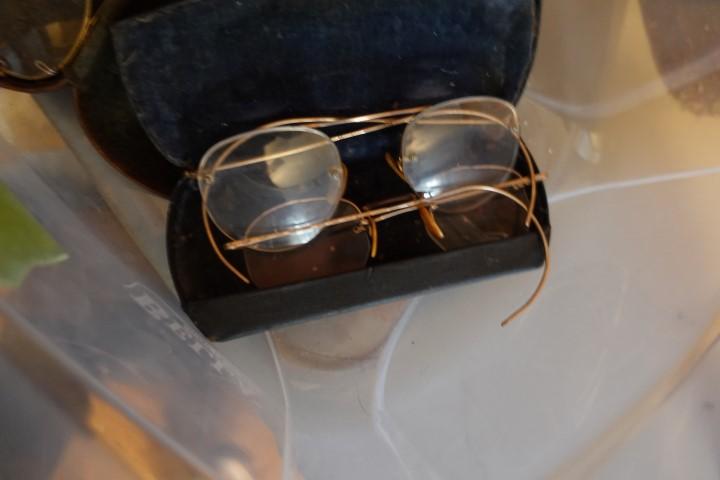 COLLECTION EARLY SPECTACLES WITH GOLD FRAMES