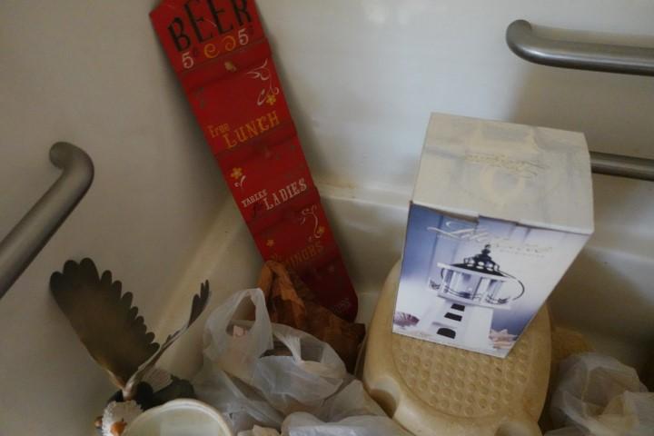 CONTENTS OF BATHROOM INCLUDING LAVA LIGHT LIGHTHOUSE AND MORE