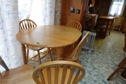 NATURAL FINISH KITCHEN TABLE WITH 6 MATCHING CHAIRS TABLE ON CASTERS
