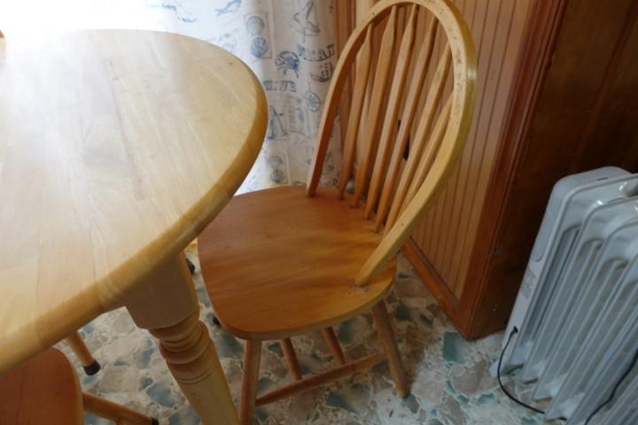 NATURAL FINISH KITCHEN TABLE WITH 6 MATCHING CHAIRS TABLE ON CASTERS