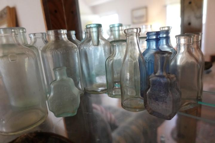 SHELF LOT INCLUDING COLLECTION OF ANTIQUE BOTTLES MANY KINDS