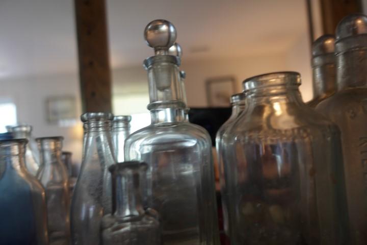 SHELF LOT INCLUDING COLLECTION OF ANTIQUE BOTTLES MANY KINDS