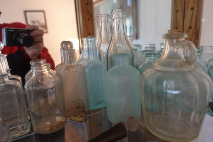 SHELF LOT INCLUDING COLLECTION OF ANTIQUE BOTTLES MANY KINDS