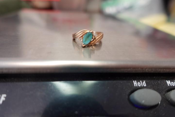 14 KT YELLOW GOLD RING WITH LIGHT BLUE STONE AND DIAMOND CHIPS SIZE 4.5 1.8