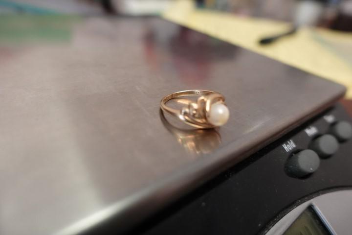 14 KT YELLOW GOLD RING WITH PEARL SIZE 4.5 1.3 DWT