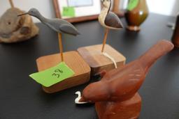 TWO MINIATURE SHOREBIRD CARVINGS ONE WITH DAMAGE TO BILL AND MINI CANVASBAC