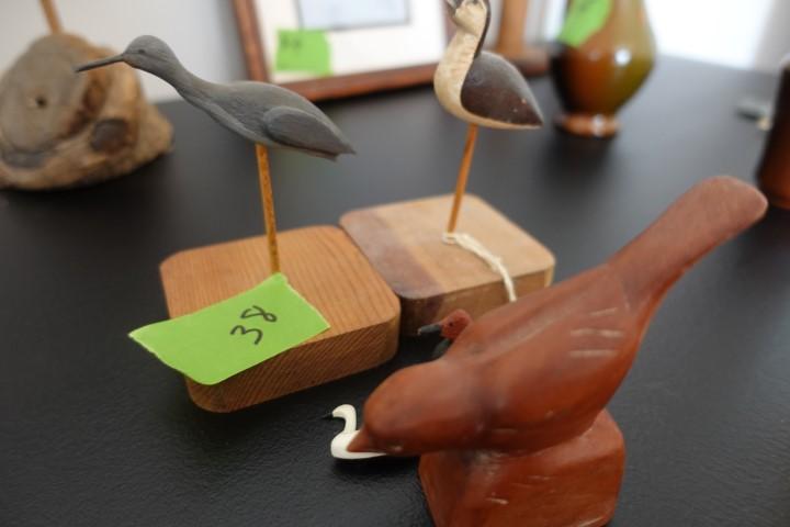 TWO MINIATURE SHOREBIRD CARVINGS ONE WITH DAMAGE TO BILL AND MINI CANVASBAC