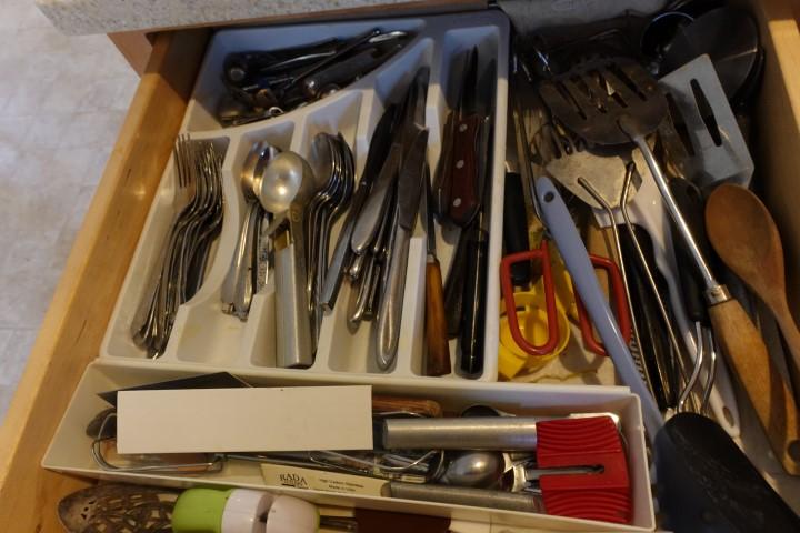 CONTENTS OF KITCHEN DRAWERS INCLUDING KITCHEN UTENSILS AND FLATWARE