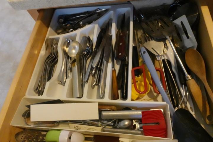 CONTENTS OF KITCHEN DRAWERS INCLUDING KITCHEN UTENSILS AND FLATWARE