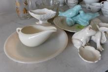 TABLE LOT MISC INCLUDING SERVING PLATES BIRD PLANTERS AND FROG TRAYS SERVIN