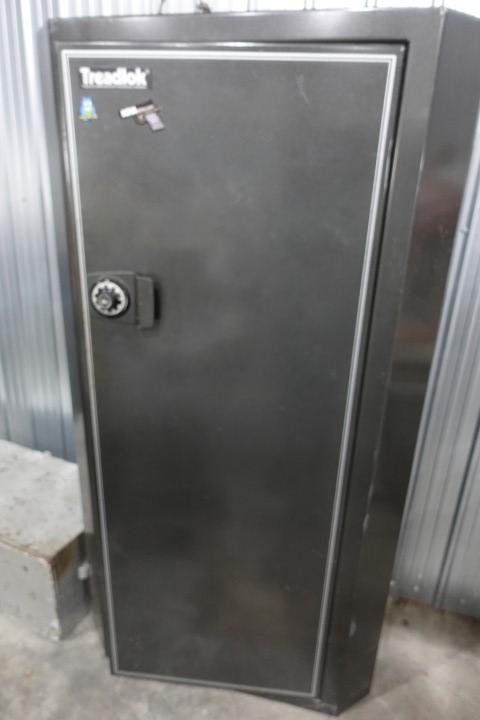 15 GUN CORNER SAFE WITH COMBINATION