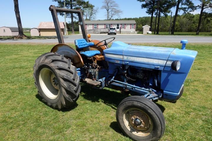 #3501 3000 FORD TRACTOR 3600 HRS 3 CYL GAS ENG 4 SPEED WITH HI LO SHIFTER P