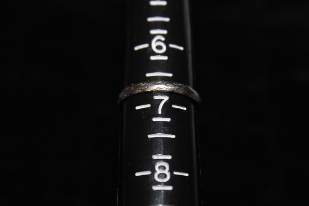 Platinum Band-Size 6 3/4  2.8g