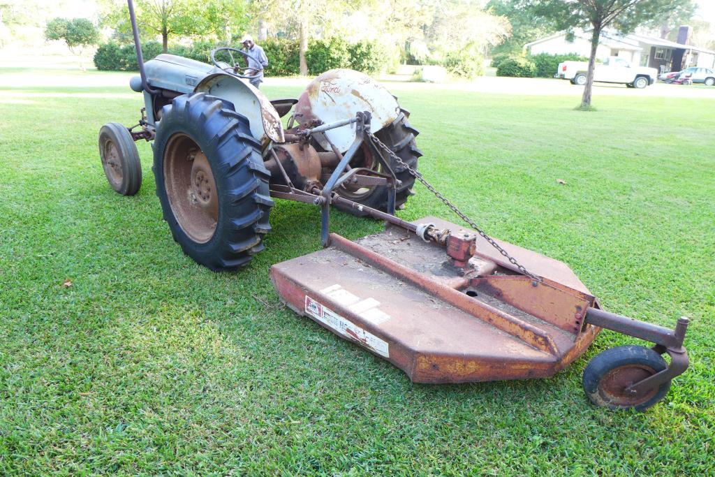 Ford 600 Tractor, 4 Cylinder, 5-Speed