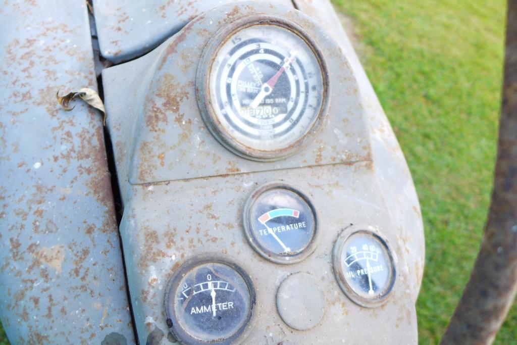 Ford 600 Tractor, 4 Cylinder, 5-Speed