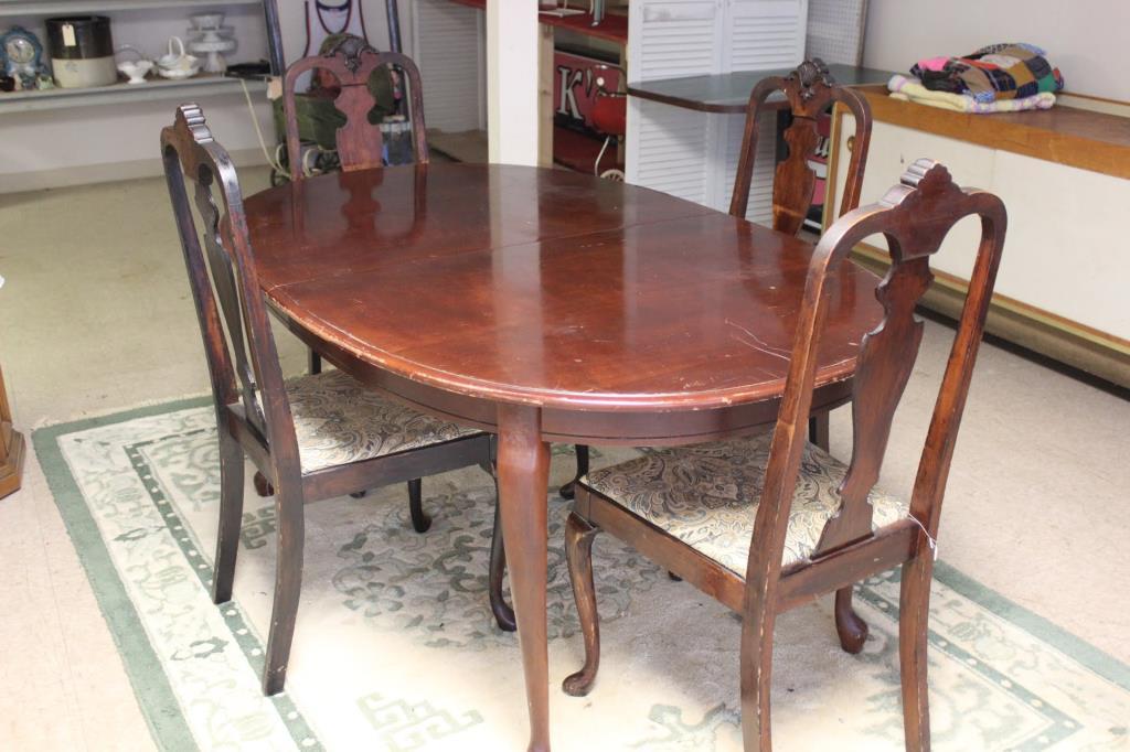 Queen Anne Style Dining Table & (4) Dining Chairs