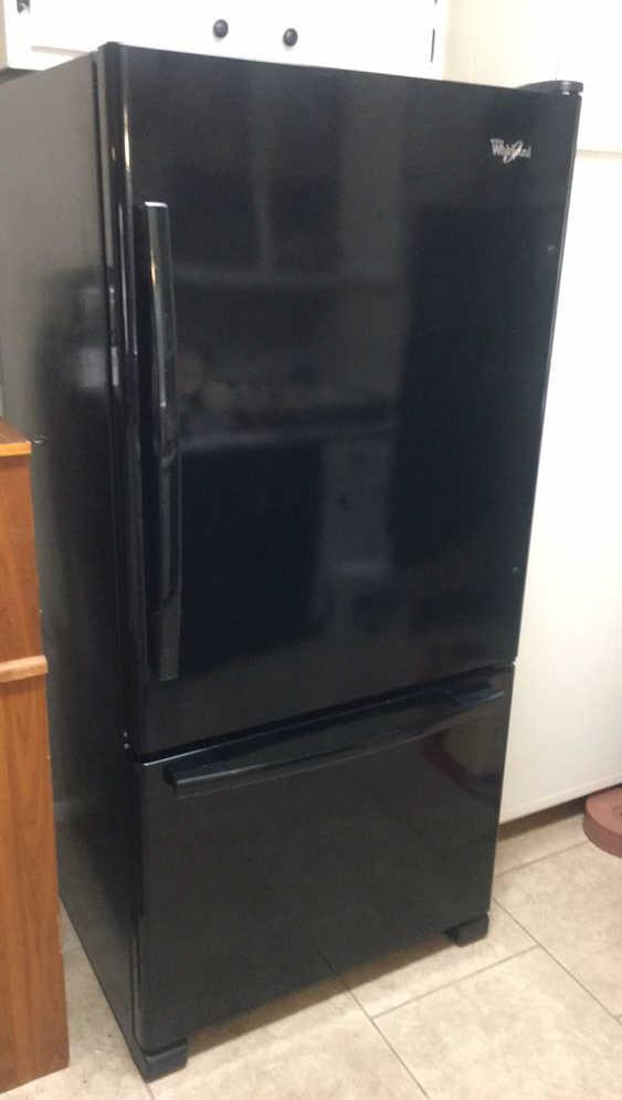 Whirlpool Refrigerator/Freezer w/ Icemaker