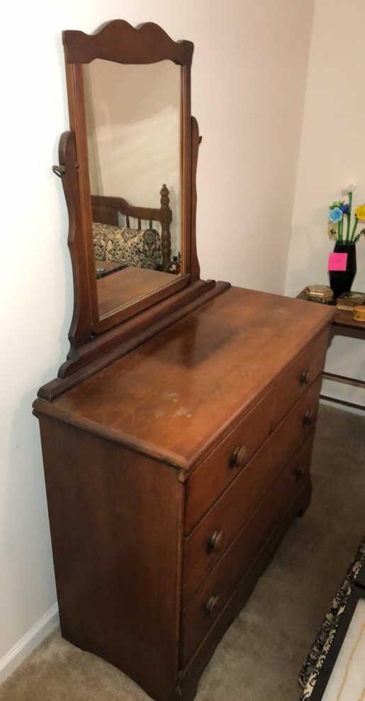 (4) Drawer Dresser w/Swivel Mirror