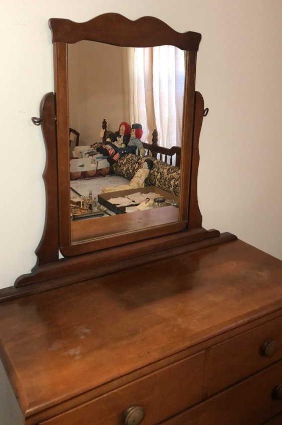 (4) Drawer Dresser w/Swivel Mirror