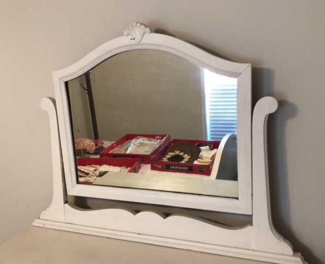 5- Drawer Chest of Drawers With Swing Mirror