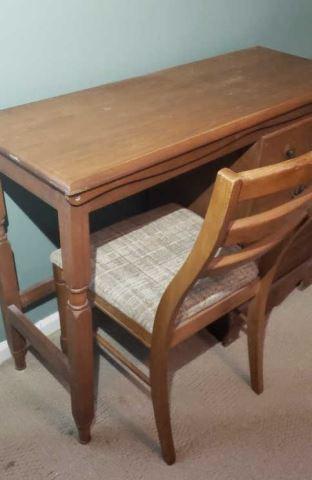 3-Drawer Desk w/Chair (great project)