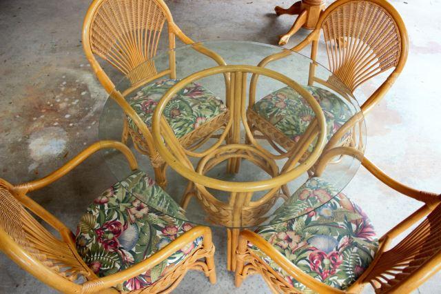 42" Round Beveled Glass Top Rattan Table w/4