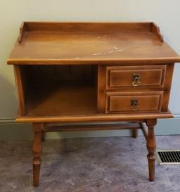 Early American Style Maple End Table by Empire--