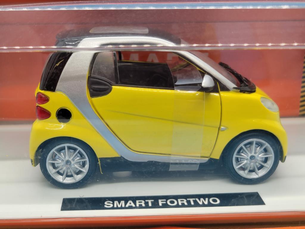 (2)  Smart Fortwo Diecast Cars 1:24 by NewRay