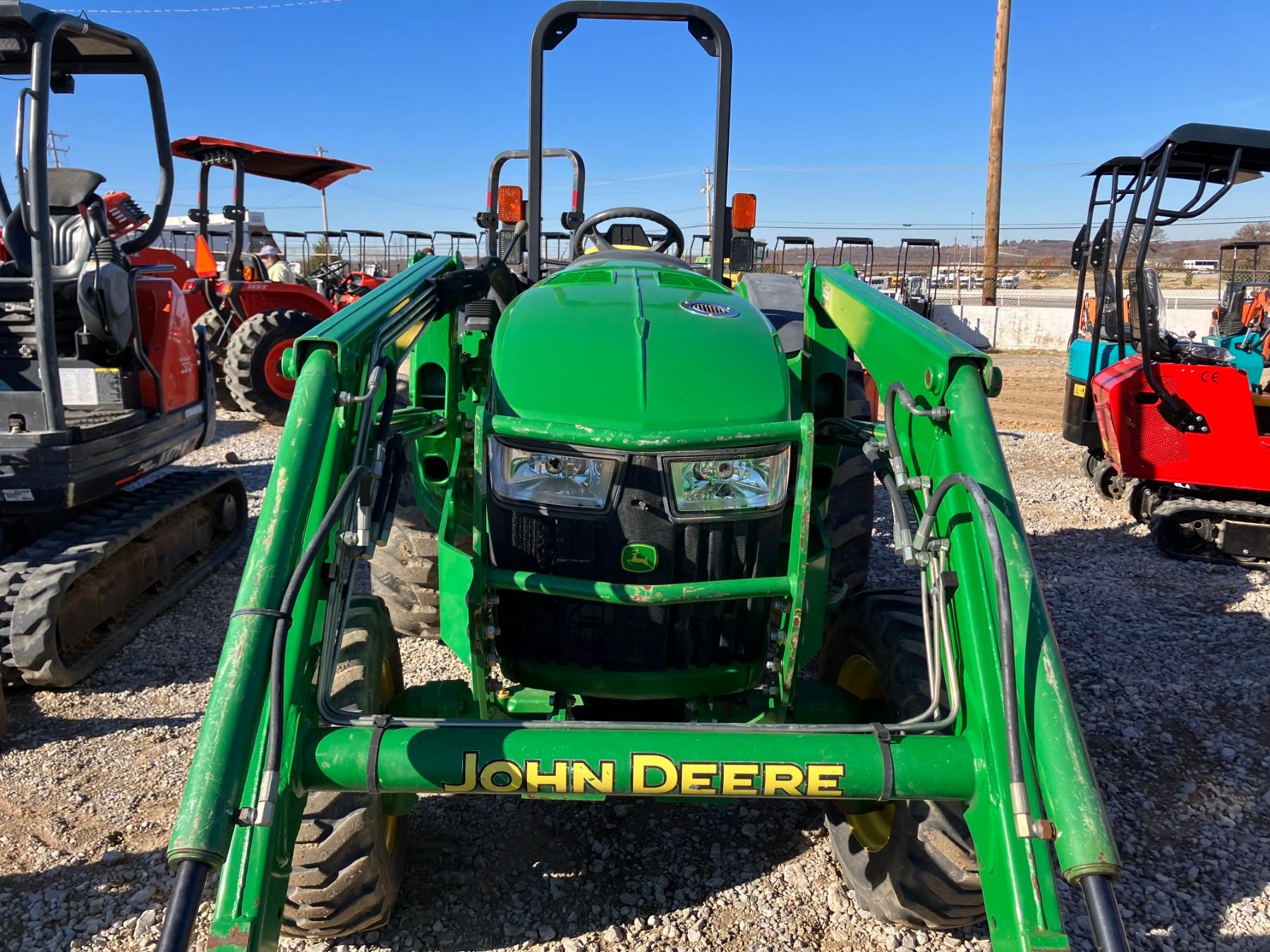 JOHN DEERE 4052M