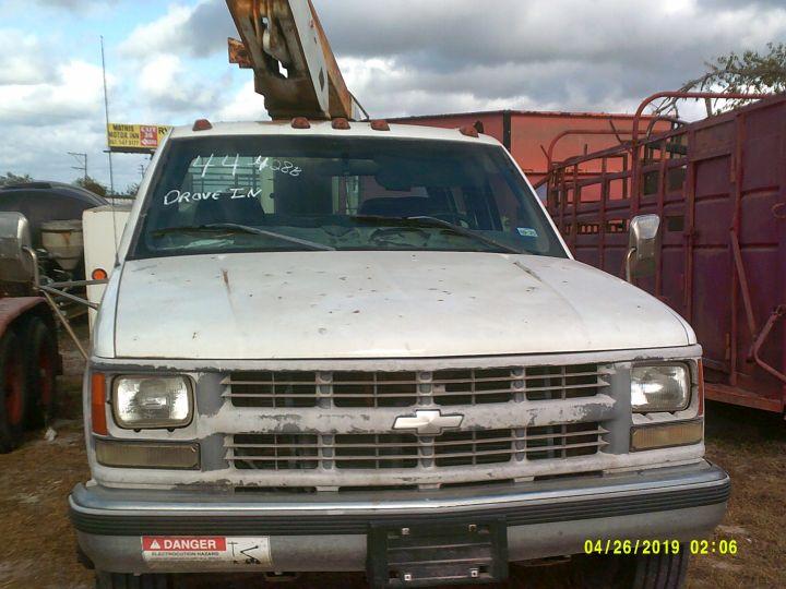 1998 CHEVY 3500 BUCKET TRUCK, WHITE, DROVE IN, VIN#6366, WITH TITLE